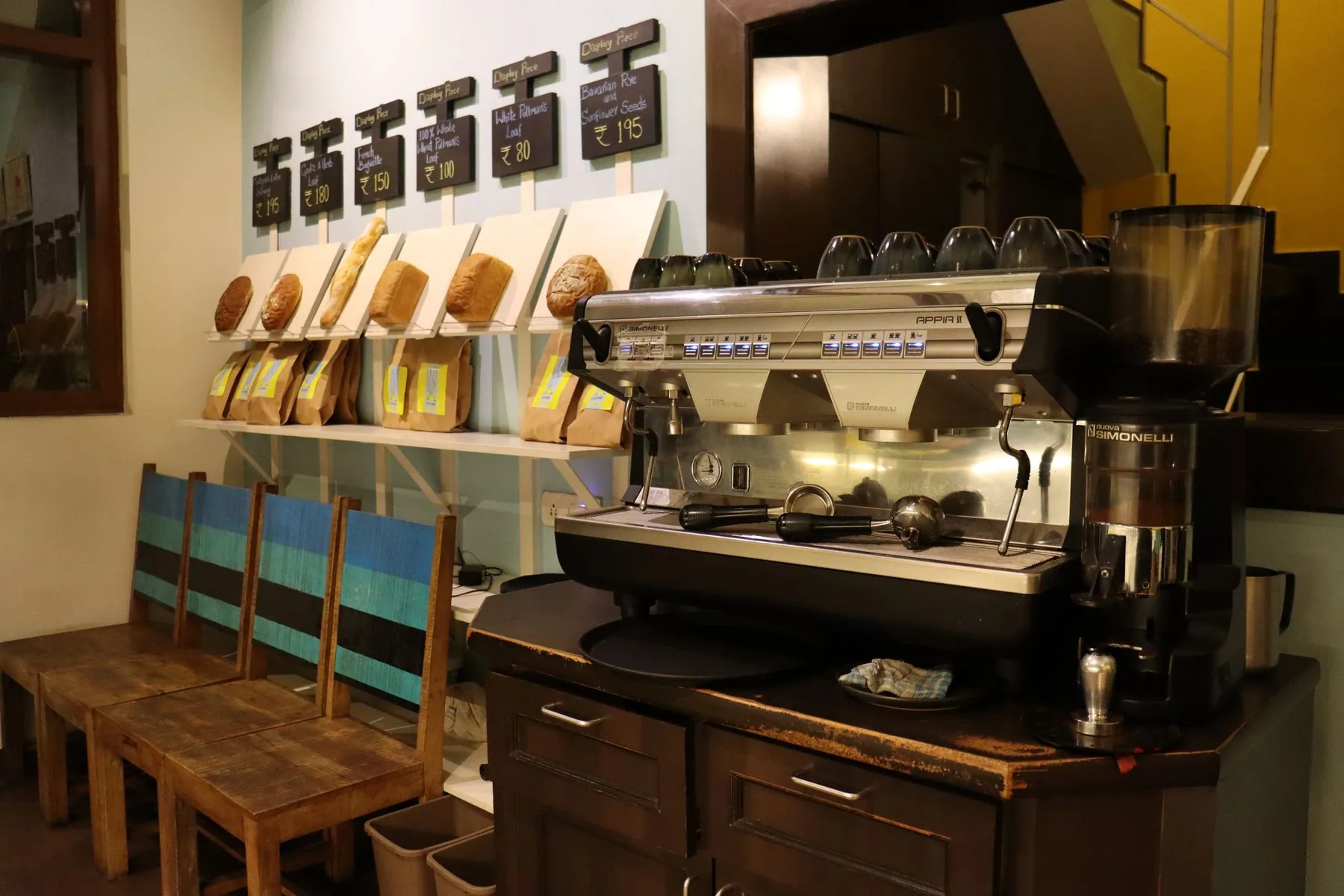Banco da colazione con macchina espresso e prodotti da forno