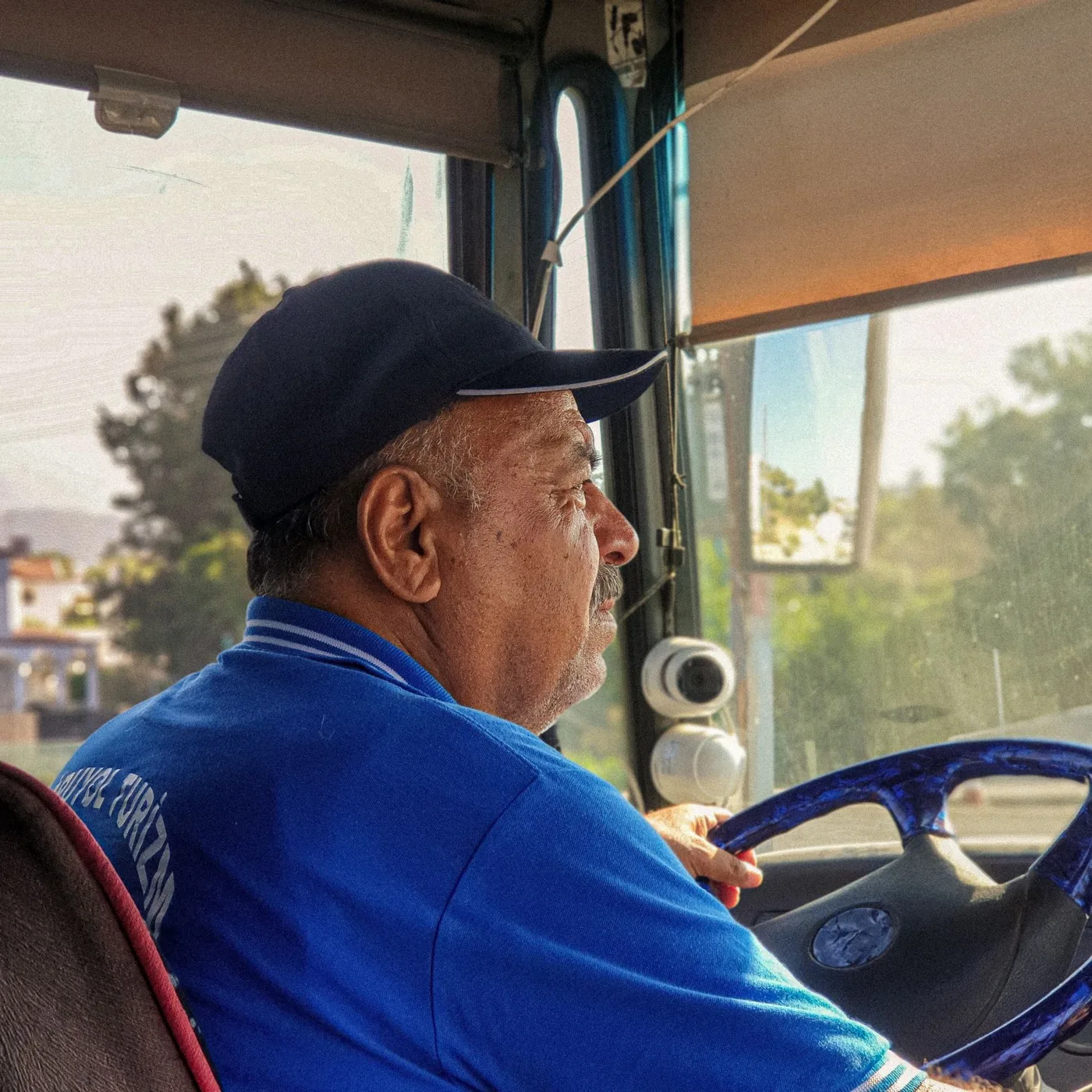 Conducente alla guida di un autobus in servizio