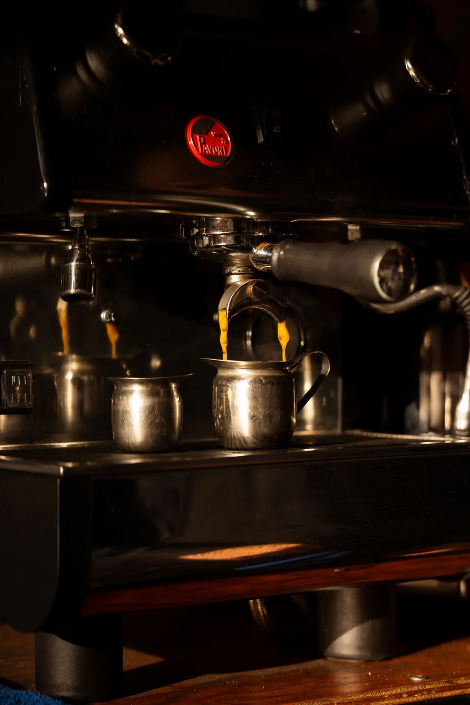 Macchina professionale durante la preparazione dell’espresso