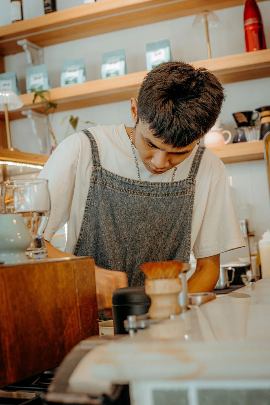 Barista che prepara un espresso al bancone