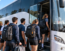 Atleti con zaini che salgono su un pullman della squadra