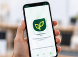 Mano che tiene uno smartphone con una schermata dimostrativa