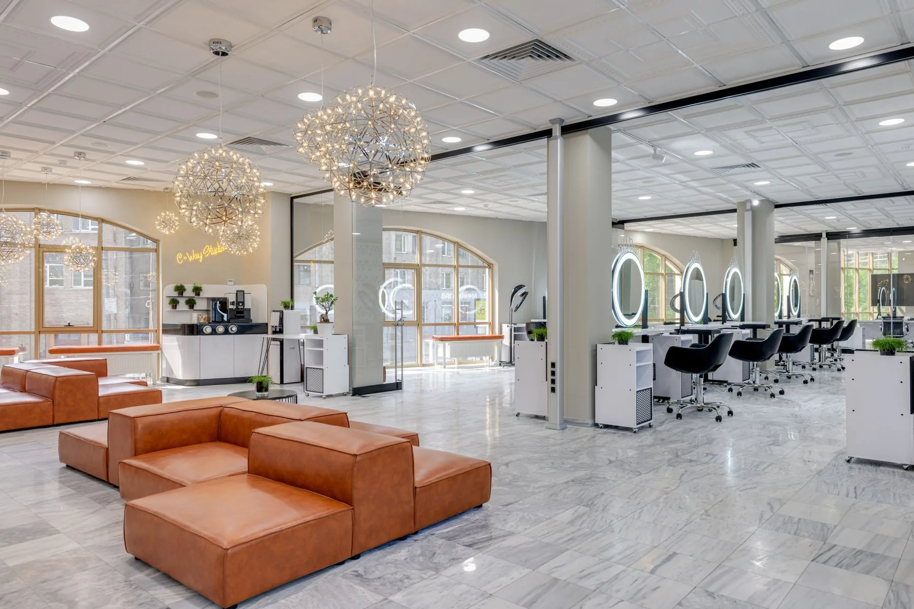 Interno luminoso di un salone con sedute e postazioni