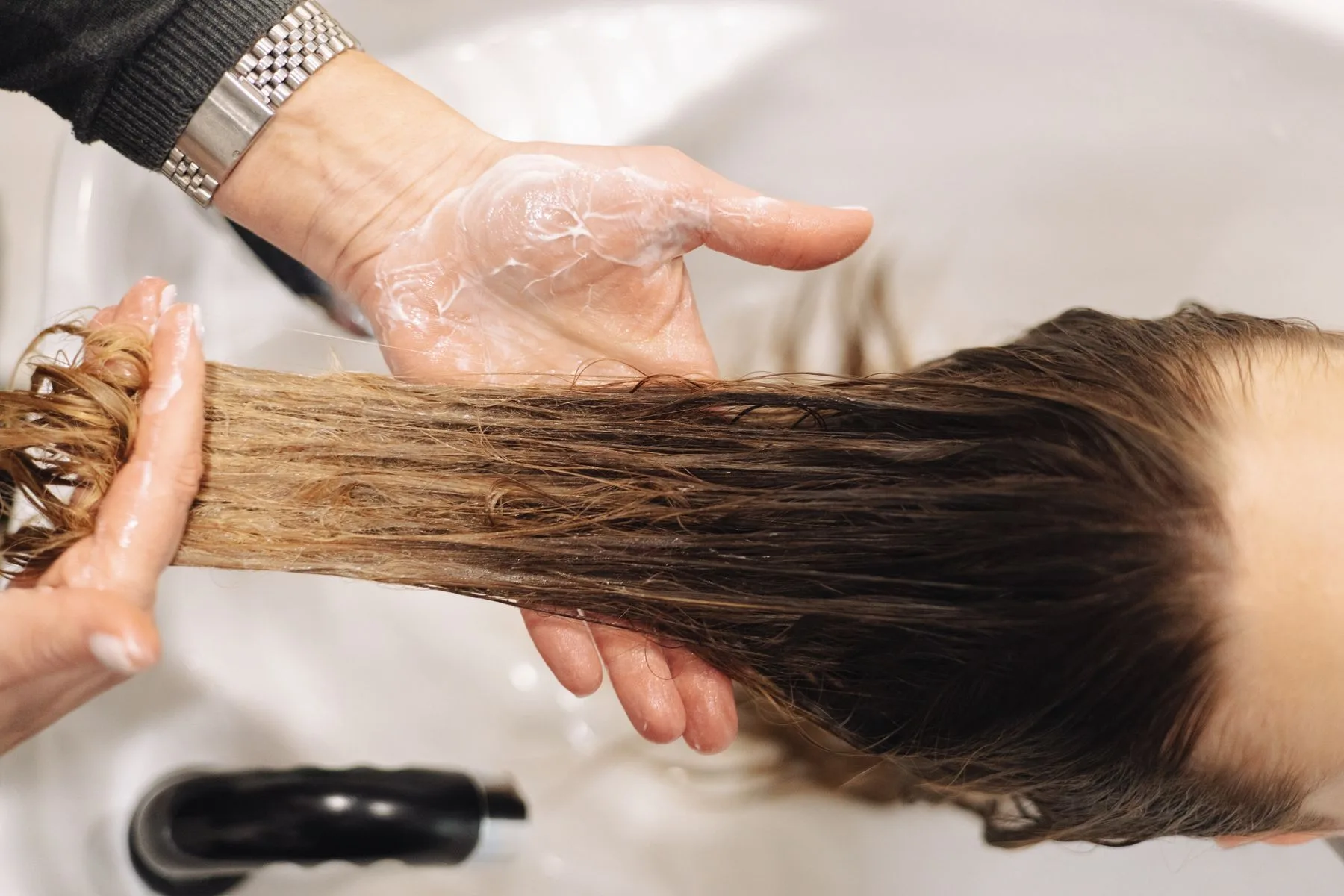 Lavaggio dei capelli nella zona shampoo del salone