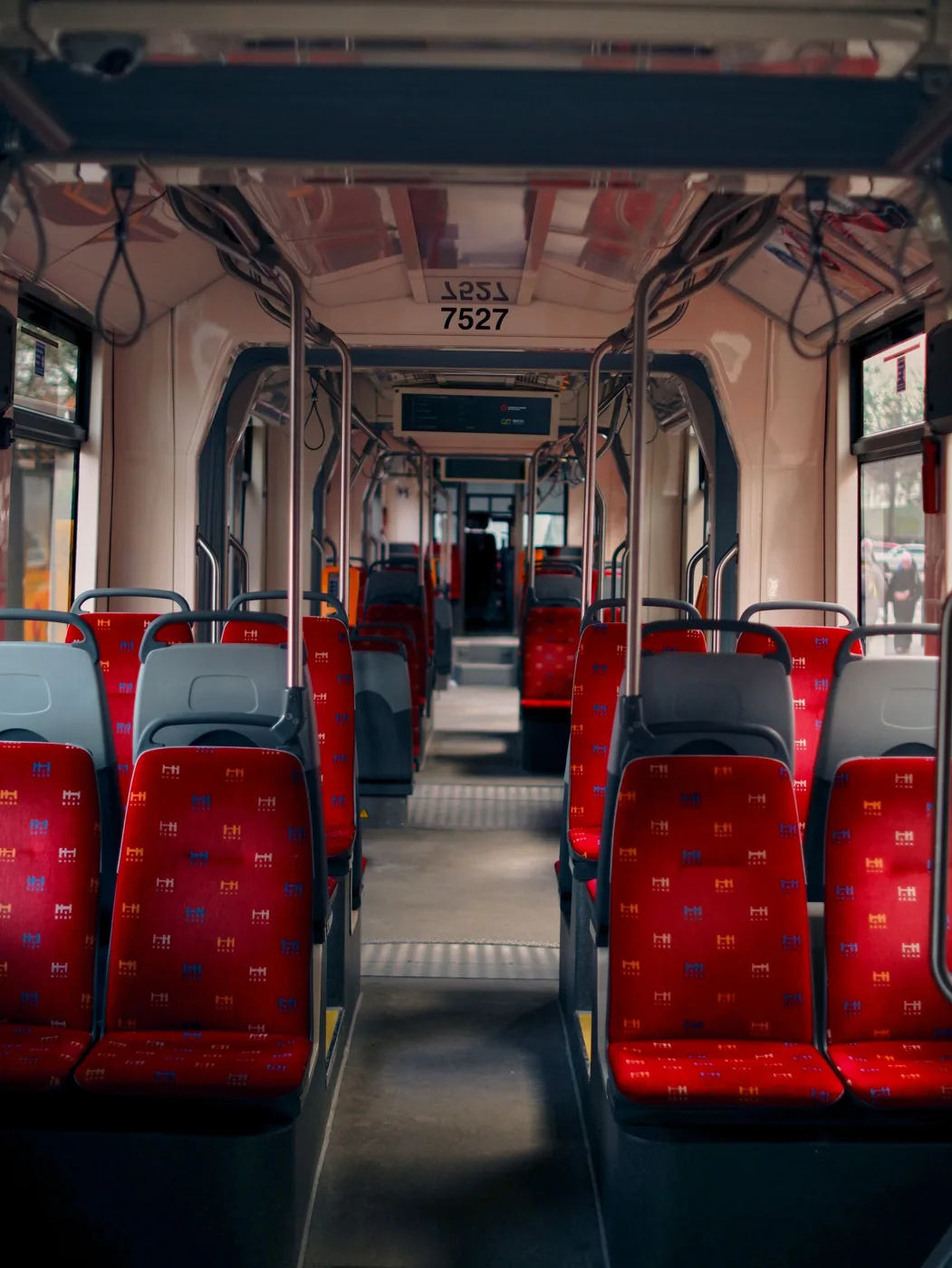 Interno di un pullman con file di sedute