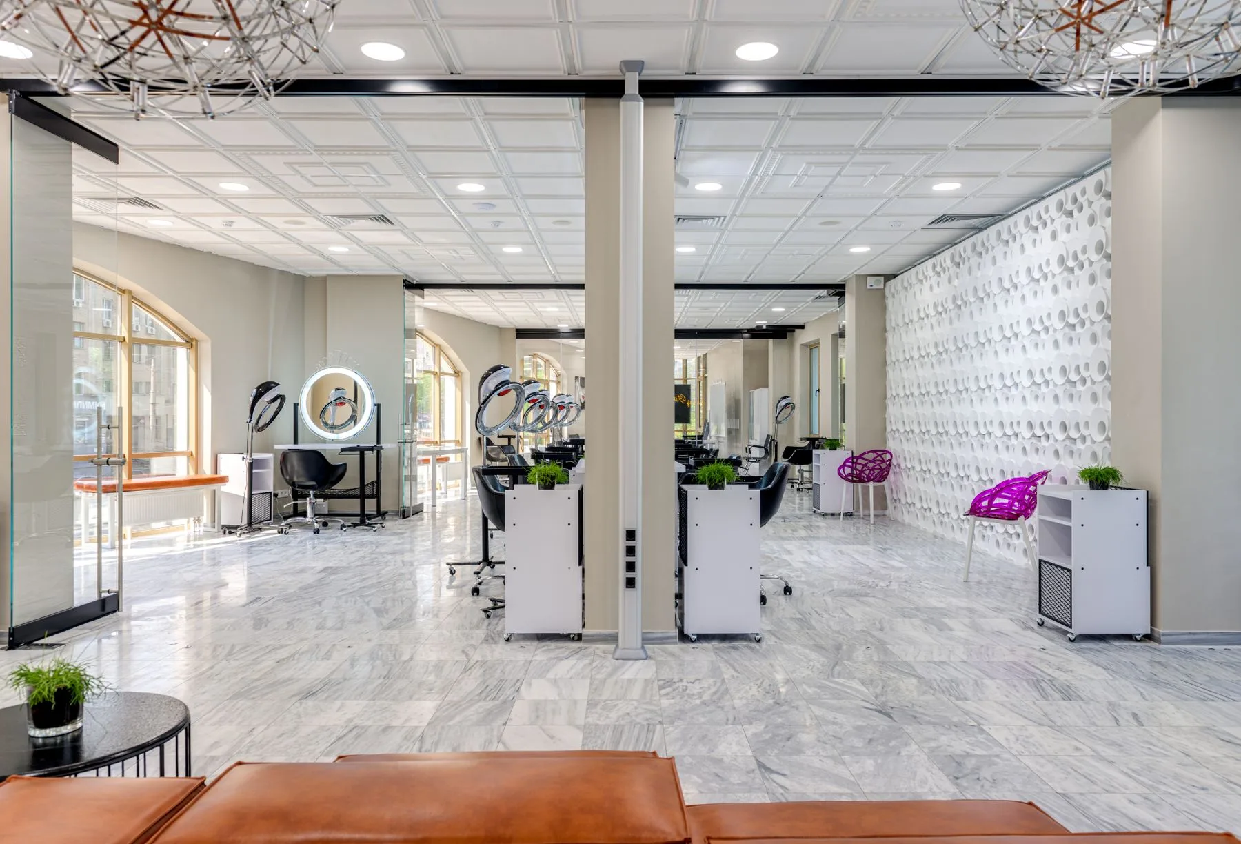 Postazioni di lavoro con specchi in un salone