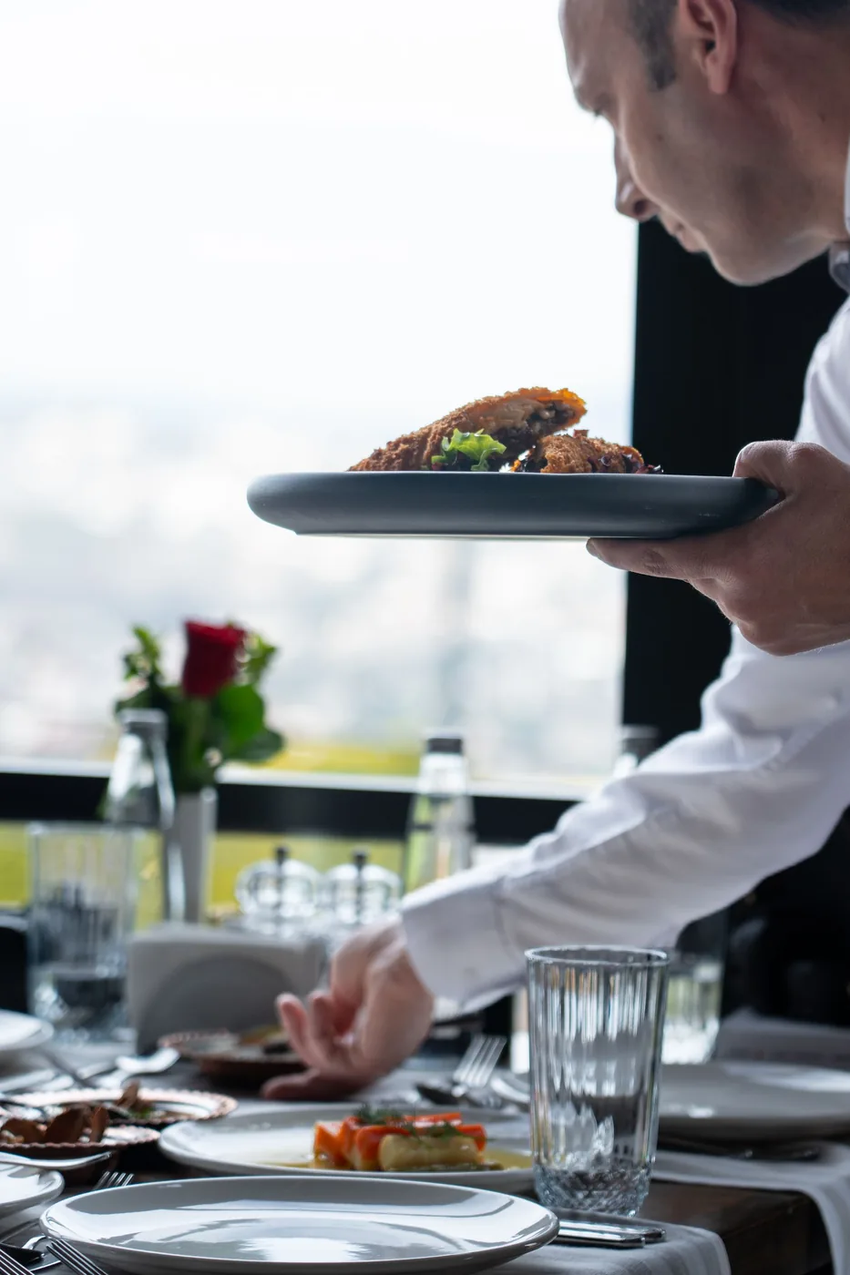 Servizio al tavolo in un ristorante