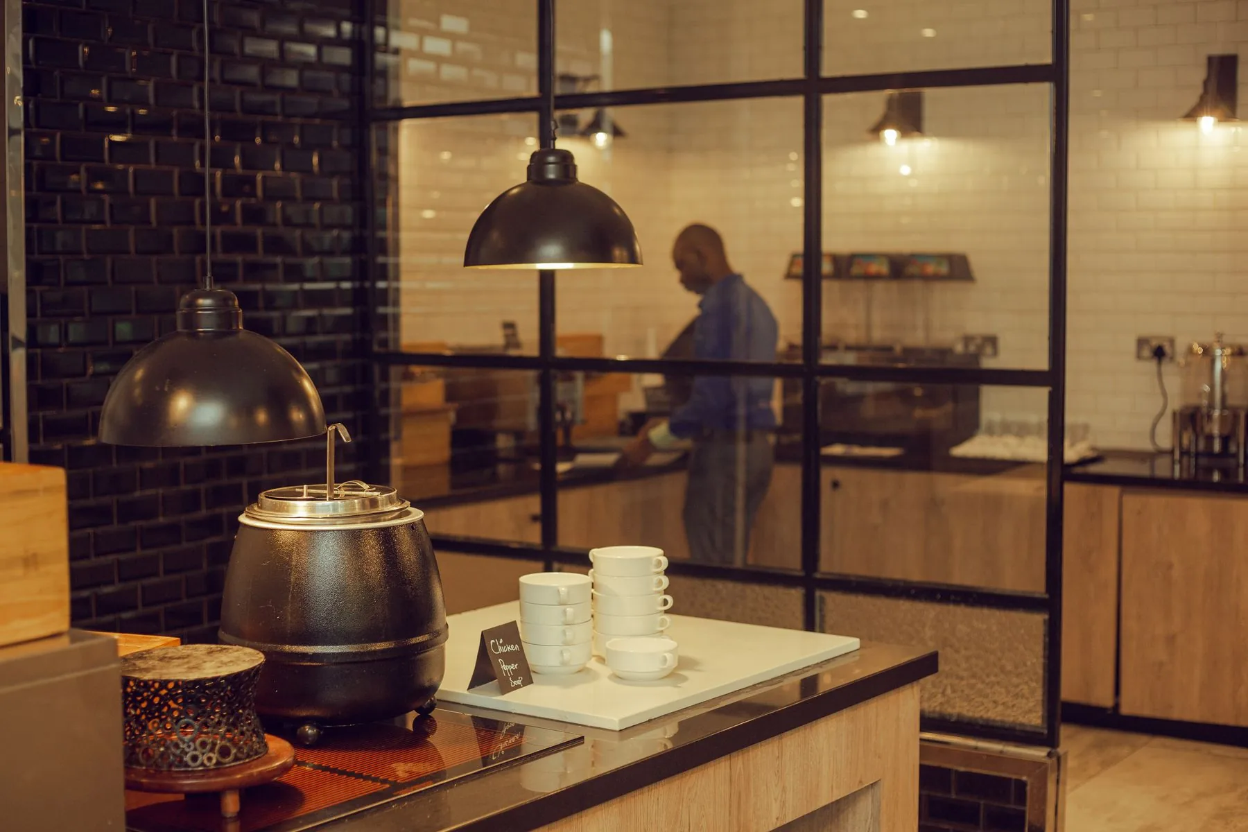 Cucina professionale durante la preparazione degli alimenti