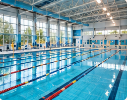 Piscina coperta con corsie e ampie vetrate