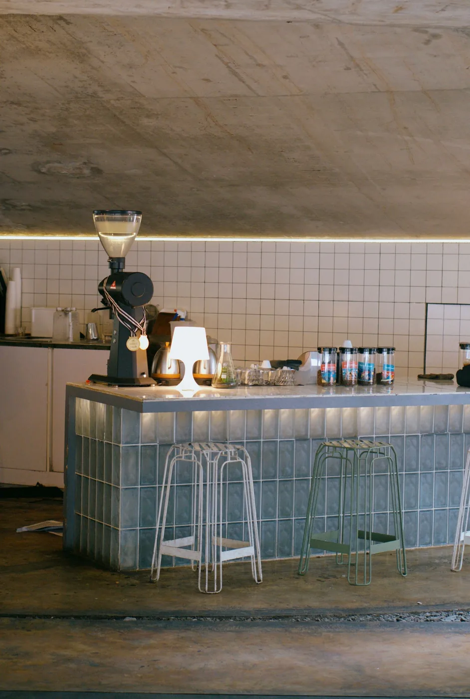 Bancone contemporaneo di una caffetteria