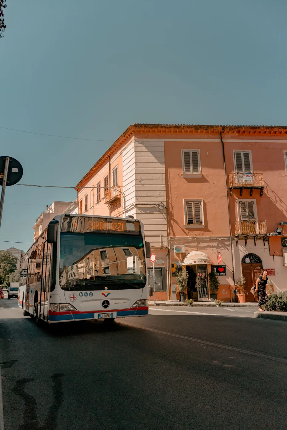 Autobus in viaggio lungo una strada cittadina
