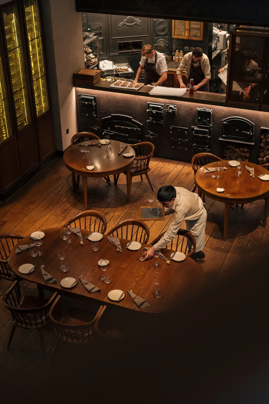 Chef e personale al lavoro nella sala di un ristorante