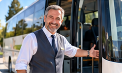 Pullman da turismo bianco parcheggiato all'aperto